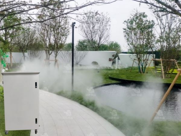 Encantador sistema de niebla en The Lakeside Park